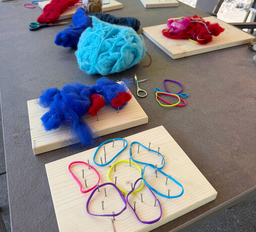 Bewohnerin mit Blume